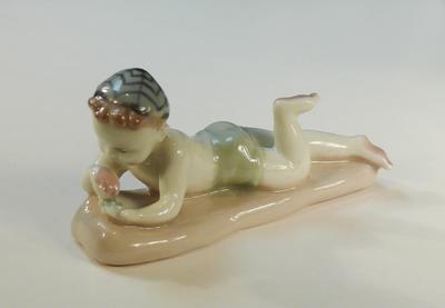 Статуэтка "Мальчик на пляже". Марка синяя "ЛФЗ". Из серии "Счастливое детство". Конец 1950-х годов.