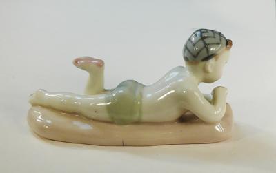 Статуэтка "Мальчик на пляже". Марка синяя "ЛФЗ". Из серии "Счастливое детство". Конец 1950-х годов.