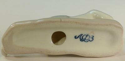 Статуэтка "Мальчик на пляже". Марка синяя "ЛФЗ". Из серии "Счастливое детство". Конец 1950-х годов.