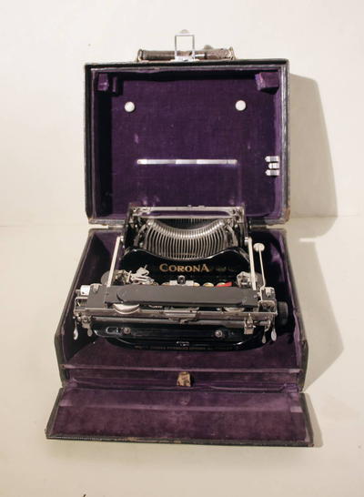 Складная печатная машинка "Corona 3". Клавиатура английская. Порядковый номер экземпляра 354992.