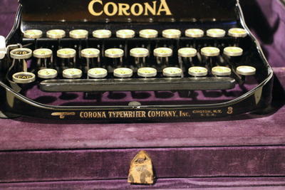 Складная печатная машинка "Corona 3". Клавиатура английская. Порядковый номер экземпляра 354992.
