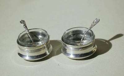 Набор солонок в футляре. Серебро 800°. Западная Европа. XIX век.