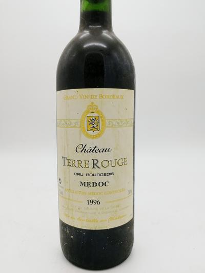 Вино 1996 "Chateau Terre Rouge". Упаковка не повреждена. Этикетка в хорошей сохранности. В комплект входит подарочная упаковка в виде футляра для бутылки