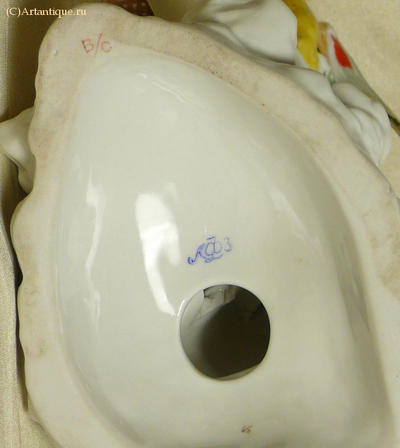 Статуэтка "Иванушка и Жар-птица". Синяя марка "ЛФЗ". Из серии "В гостях у сказки". Конец 1950-х годов.