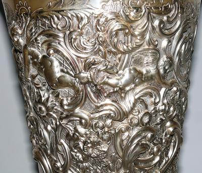 Кубок "Путти среди цветов". Серебро. Стоят английские клейма. 1894 год.