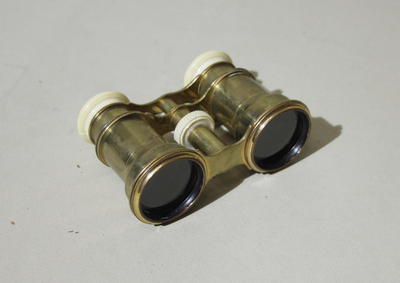 Бинокль. В бронзовом корпусе . Окуляры и регулировка резкости - косточка.