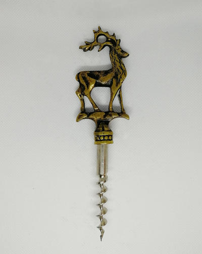 Штопор с фигурой оленя. Хватка выполнена в виде бронзовой фигуры оленя, рассчитана под прямую тягу двумя пальцами. Исправен и в рабочем состоянии.