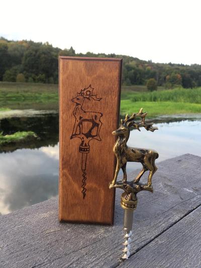 Штопор с фигурой оленя. Хватка выполнена в виде бронзовой фигуры оленя, рассчитана под прямую тягу двумя пальцами. Исправен и в рабочем состоянии.