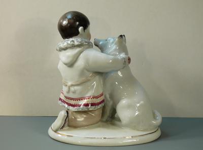 Статуэтка "Дружба" ("Мальчик-якут с собакой"). Марка синяя "ЛФЗ". Конец 1940-х годов.