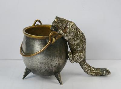 Статуэтка "Любопытный кот". Конец XIX - начало ХХ века.