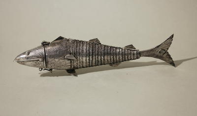 Амулет "Рыба счастья". Имеет отделение для хранения реликвии (возможно молитвы). Части тела рыбы подвижны между собой..