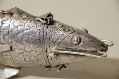 Амулет "Рыба счастья". Имеет отделение для хранения реликвии (возможно молитвы). Части тела рыбы подвижны между собой..