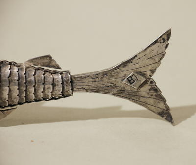 Амулет "Рыба счастья". Имеет отделение для хранения реликвии (возможно молитвы). Части тела рыбы подвижны между собой..