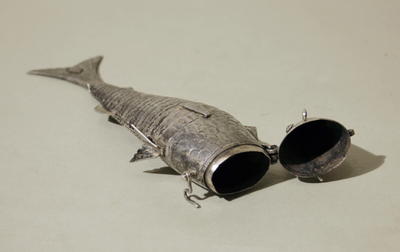 Амулет "Рыба счастья". Имеет отделение для хранения реликвии (возможно молитвы). Части тела рыбы подвижны между собой..