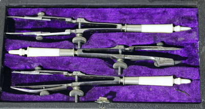 Набор чертёжного инструмента. В набор входит: микроциркуль с карандашом, микроциркуль с рейсфедором и микроизмеритель.