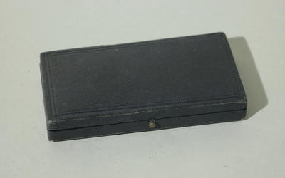 Набор чертёжного инструмента. В набор входит: микроциркуль с карандашом, микроциркуль с рейсфедором и микроизмеритель.