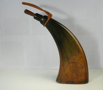 Пороховница с дробью. В виде рожка. XIX век.