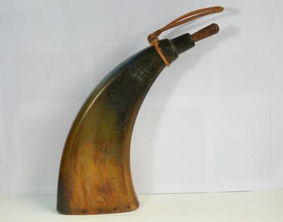 Пороховница с дробью. В виде рожка. XIX век.