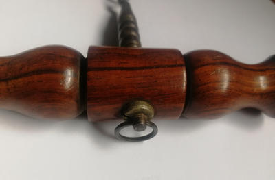 Штопор. Т -образный штопор с прямой тягой по часовой стр.. Хватка выполнена из древесины палисандра. Полностью исправен и в рабочем состоянии.