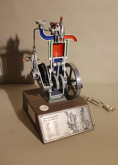 Модель дизельного двигателя. Демонстрационная модель принципиальной работы дизельного двигателя.