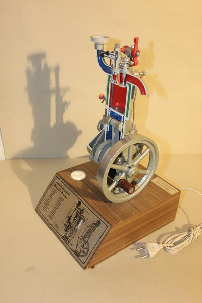 Модель дизельного двигателя. Демонстрационная модель принципиальной работы дизельного двигателя.