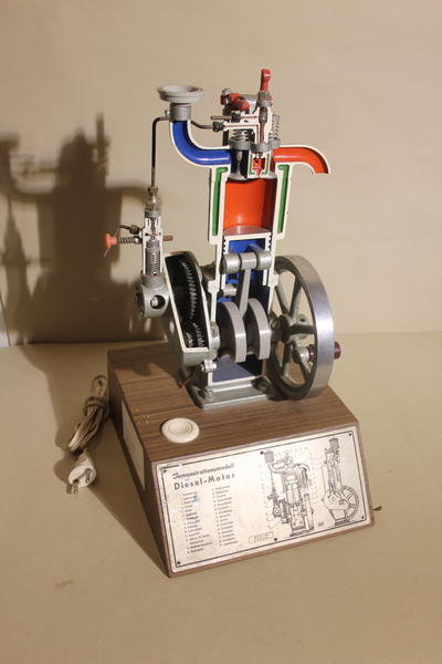 Модель дизельного двигателя. Демонстрационная модель принципиальной работы дизельного двигателя.