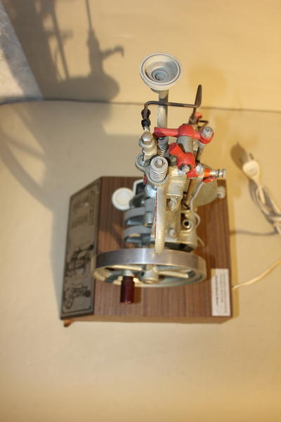 Модель дизельного двигателя. Демонстрационная модель принципиальной работы дизельного двигателя.