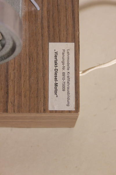 Модель дизельного двигателя. Демонстрационная модель принципиальной работы дизельного двигателя.