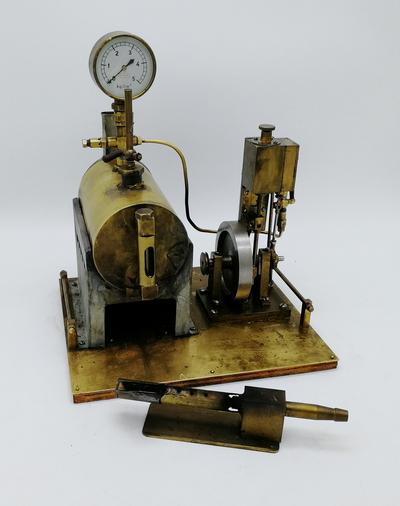 Действующая паровая модель корабельного двигателя. Первая половина XX века, Германия. В рабочем состоянии.