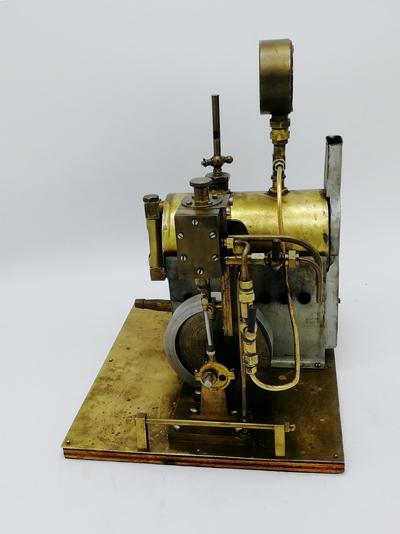 Действующая паровая модель корабельного двигателя. Первая половина XX века, Германия. В рабочем состоянии.