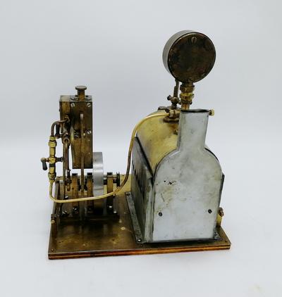 Действующая паровая модель корабельного двигателя. Первая половина XX века, Германия. В рабочем состоянии.