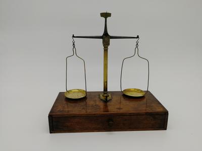 Весы аптечные с комплектом разновесов.. Западная Европа. Конец ХIХ - начало ХХ века.